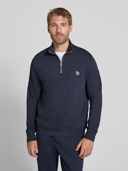 Männermodel trägt Regular Fit Sweatshirt aus reiner Baumwolle von Paul Smith, Troyer-Kragen, Label-Stitching, navy, Ganzkörperansicht von vorne.