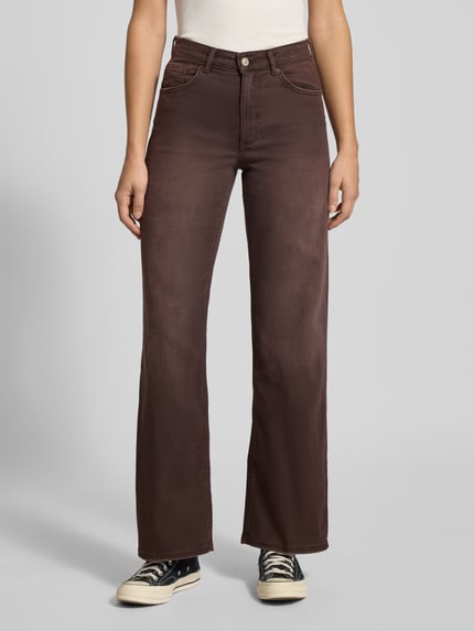 Kobiece modelka nosi Wide Leg Jeans aus Baumwoll-Mix Modell 'JUICY' od Only, brązowy denim, 5 kieszeni, widok z przodu, zbliżenie na nogi.