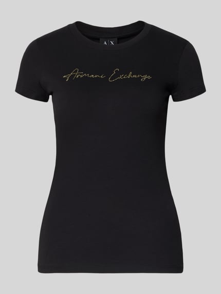 Frauenmodel trägt T-Shirt mit Logo und Rundhalsausschnitt von ARMANI EXCHANGE, schwarz, Slim Fit, reine Baumwolle, Ganzkörperansicht von vorne.