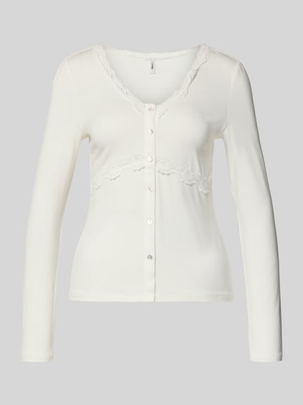 Produktfoto, weißes Slim Fit Langarmshirt aus Viskose-Mix Modell 'SINI' von Only mit V-Ausschnitt, Knopfleiste und Spitzen-Details