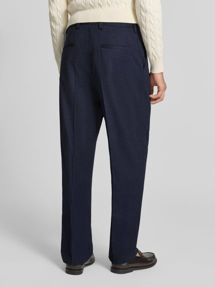 Männermodel trägt dunkelblaue Modern Fit pantalon met wol Modern Fit Anzughose mit Woll-Anteil Modell 'Tony262X' van HUGO, Heren wijdte Hose, Ganzkörperansicht Rückansicht