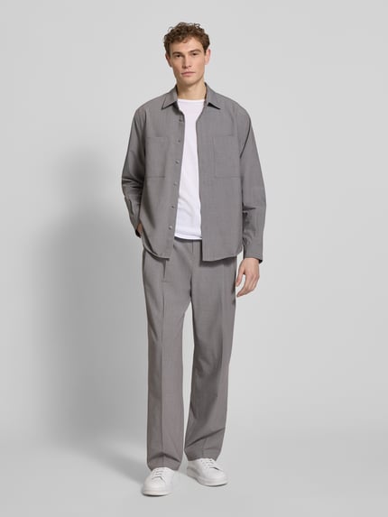 Männermodel trägt Straight Fit Stoffhose mit Viskose-Anteil von JAKE*S STUDIO MEN in Grau, mit Bügelfalten und Gesäßtaschen, Ganzkörperansicht von vorne.