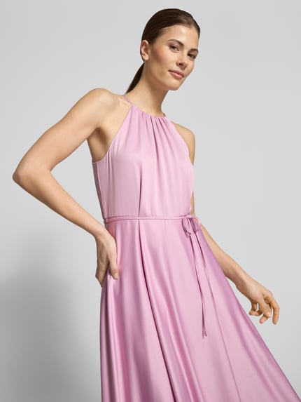 Frauenmodel trägt Cocktailkleid aus Satin mit Bindegürtel von Jake*s Cocktail, rosa, A-Linie, Neckholder, Nahaufnahme Oberkörper.