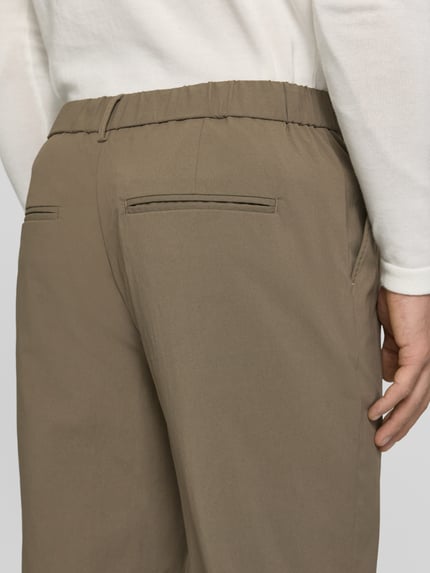 Männermodel trägt Regular Fit Anzughose mit Gürtelschlaufen Modell 'HALLS' von SELECTED HOMME, unifarben, Nahaufnahme Rückansicht.