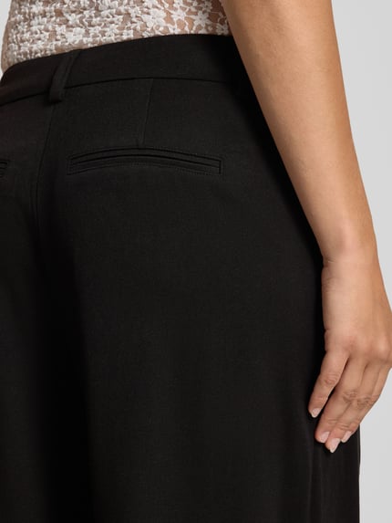 Frauenmodel trägt schwarze Wide Leg Hose mit Viskose-Anteil Modell 'PALINO' von ONLY, Damen Weite Hose, Nahaufnahme Rückansicht.