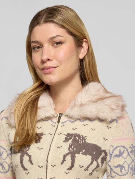 Frauenmodel trägt Slim Fit Strickjacke mit Kunstfellkragen Modell 'EQUESTRIAN' von DAISY STREET, Allover-Pferdeprint, Nahaufnahme Oberkörper.
