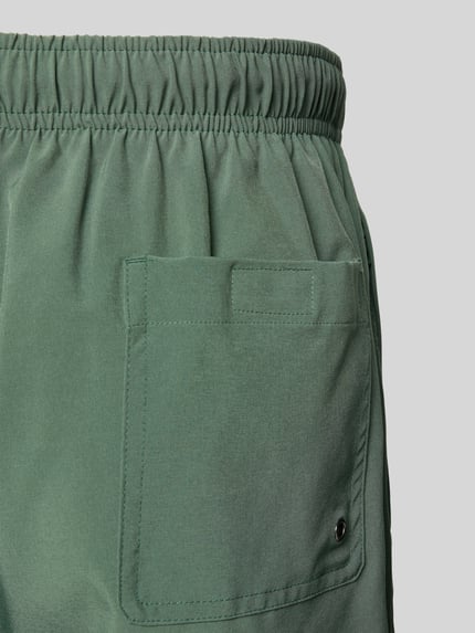 Produktfoto, Badehose mit elastischem Bund und Tunnelzug von MCNEAL für Herren im Material-Mix mit Stretch-Anteil, Regular-Fit, grüne Farbe, seidige Textur, sichtbare Gesäßtasche
