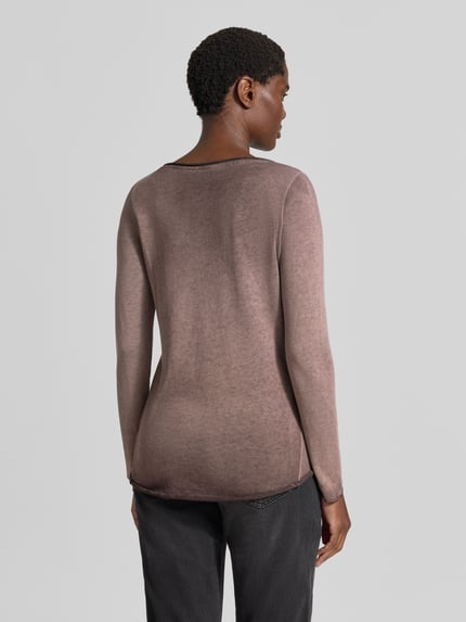 Frauenmodel trägt Regular Fit Langarmshirt aus Baumwoll-Mix von Smith and Soul mit Kräuselsäumen, Rundhalsausschnitt, Rückenansicht, Ganzkörperansicht Rückansicht.