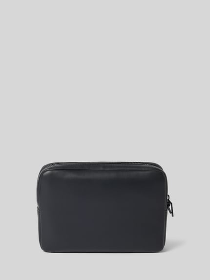 Produktfoto, Henkeltasche mit Label-Prägung von CK Calvin Klein für Herren in schlichtem Schwarz, rechteckige Form, glatte Oberfläche.