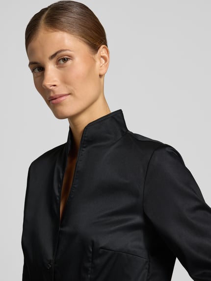 Vrouwenmodel draagt Slim Fit Bluse met V-hals van Christian Berg Woman, katoenmix met stretch, knoopsluiting, detailopname bovenlichaam.