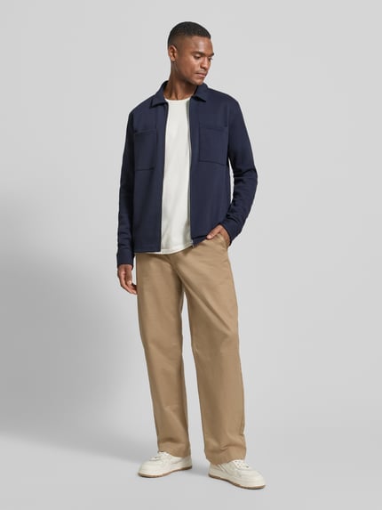 Męski model nosi granatową Regular Fit Sweatjacke aus Baumwoll-Mix Modell 'JACKIE' od SELECTED HOMME, piqué, przód w pełnej sylwetce.