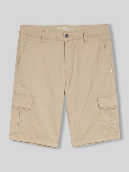 Produktfoto, Regular Fit Cargoshorts aus Baumwoll-Mix von Tom Tailor, Optik: Unifarben, Strukturiert mit Label-Patch und Cargotaschen, Materialverarbeitung: Piqué