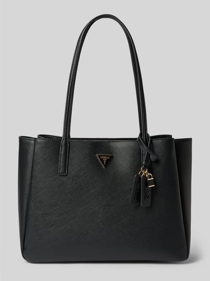 Produktfoto, Tote Bag in Leder-Optik Modell 'Noelle' von GUESS, zwart met structuur, logodetail, hoofdvak met magneetsluiting, smalle schouderbanden, Breedte maat 1: 39 cm, Lengte: 28 cm, Diepte: 14 cm, bandlengte: 64 cm