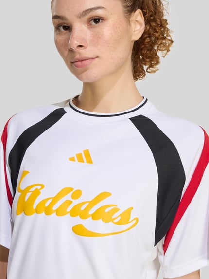 adidas Sportswear t-shirt sport o kroju relaxed fit z nadrukiem z logo Biały 3