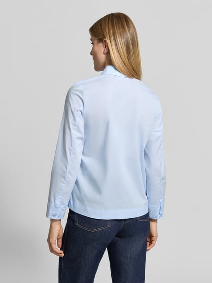 Frauenmodel trägt Regular Fit Hemdbluse aus reiner Baumwolle von Christian Berg Woman, hellblau, glatte Textur, Ganzkörperansicht Rückansicht.