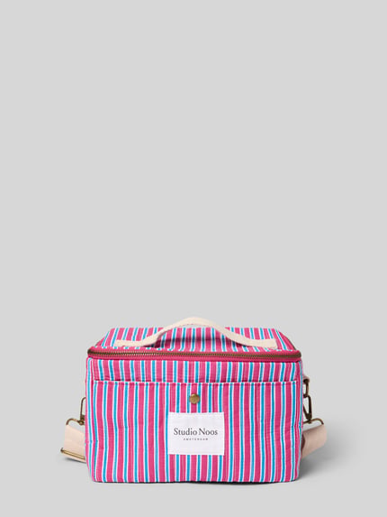 Productfoto, Kühltasche met logopatch model 'Poplin' van STUDIO NOOS in blauw-roze strepen, hoofdvak met ritssluiting, afneembare schouderband, breedte 26 cm, lengte 16 cm, diepte 17 cm, bandlengte 94 cm