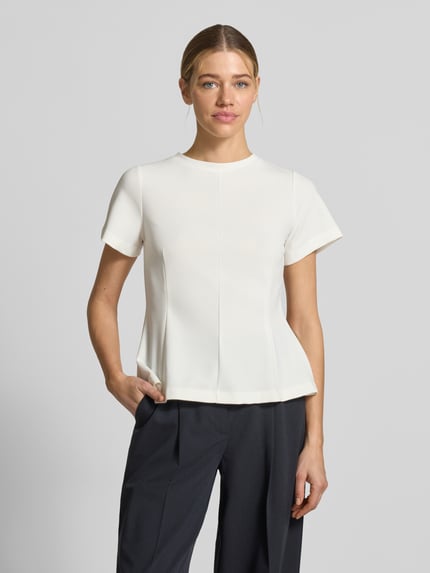 Vrouwenmodel draagt Shaped Fit T-shirt met middelnaad van s.Oliver BLACK LABEL, look: effen kleuren, ronde hals, korte mouw, druppelvormige hals met bindceintuur, Ganzkörperansicht van voren.