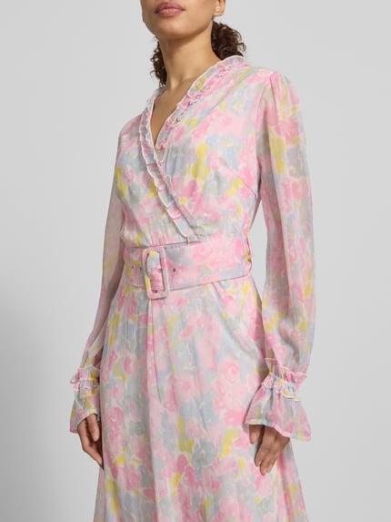 Frauenmodel trägt Maxikleid mit Gürtel und Rüschen Modell 'EMMA' von Vila aus Chiffon in Rosa, Gelb und Hellblau, A-Linie, V-Ausschnitt mit Rüschen, Damen Gürtel mit Dornschließe, elastische Ärmelabschlüsse, seitlicher Nahtreißverschluss, Rückenlänge 140 cm, Brustweite 43 cm, Ärmellänge 64 cm, Nahaufnahme Oberkörper.
