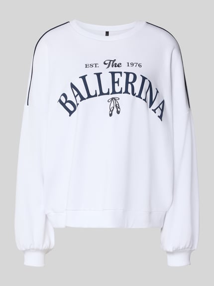 Produktfoto, weißes Oversized Sweatshirt aus Baumwoll-Mix Modell 'JAMIE' von Vero Moda, Rundhals, langarm, Motiv-Print, Kontraststreifen, gerippte Abschlüsse