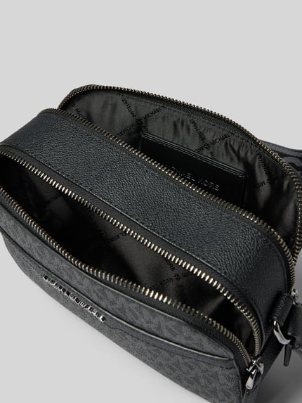 Produktfoto, Camera Bag mit Logo-Applikation Modell 'Hudson' van Michael Kors met structuurpatroon, hoofdvak met ritssluiting, verstelbare schouderband, breedte 22 cm, lengte 14 cm, diepte 6 cm, bandlengte 98 cm