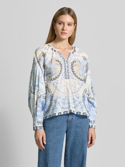 Frauenmodel trägt Relaxed Fit Bluse mit Tunika-Ausschnitt Modell 'Wylde' von MOS MOSH mit floraler Musterung in Blau und Weiß, Ganzkörperansicht von vorne. Reine Baumwolle, langärmelig, Rückenlänge 59 cm, Ärmellänge 65 cm.