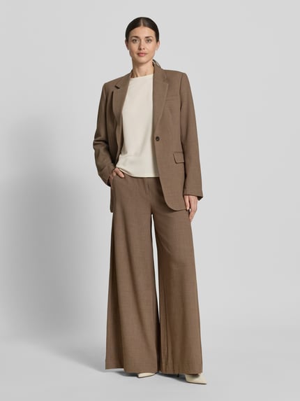 Frauenmodel trägt Top mit Rundhalsausschnitt und Kappärmeln von Jake*s Collection, Modal-Mix, gerader Schnitt, beige, Ganzkörperansicht von vorne.
