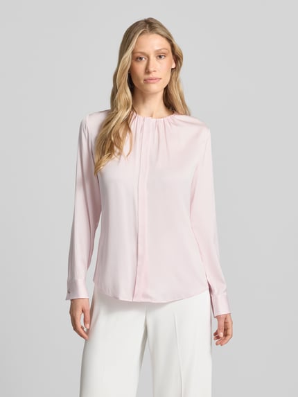 Vrouwenmodel draagt Regular Fit blouse met lange mouwen van zijdemix model 'BANORAH' van BOSS, look: effen, satijn, ronde hals, tuniekkraag, verborgen knoopsluiting, manchet, Ganzkörperansicht van voren.
