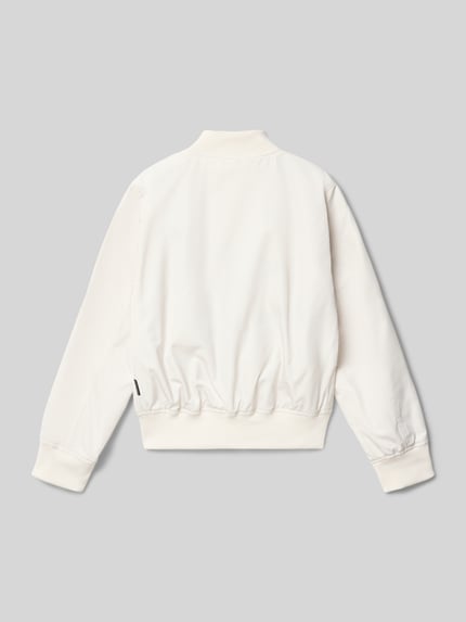 Produktfoto, Regular Fit Jacke mit Stehkragen Modell 'Zaymi' von CARS JEANS in Offwhite, glatte Oberfläche, elastische Abschlüsse, Rückenansicht. Kinderjacke mit Eingrifftaschen, Reißverschluss und Druckknopfverschluss, Rückenlänge 43 cm, Schulterbreite 35 cm, Ärmellänge 54 cm.