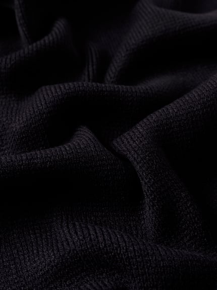 Produktfoto, Set aus Schal und Mütze mit Geschenkbox von bugatti, feine Struktur, dunkle Farbe, weiche Textur, klassische Herrenaccessoires