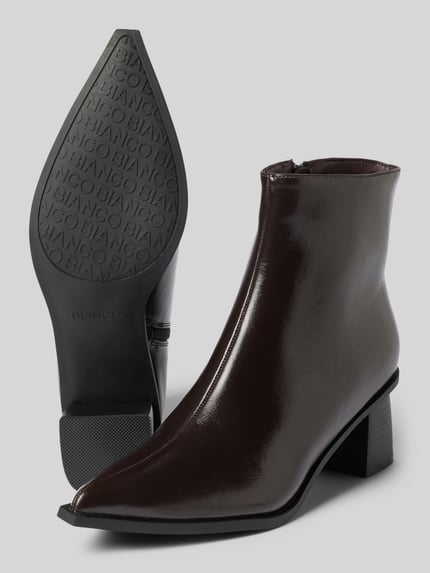 Produktfoto, Stiefelette mit spitzer Kappe von BIANCO in glänzender unifarbener Lederoptik, strukturierte Oberfläche, Label-Prägung auf Gummisohle