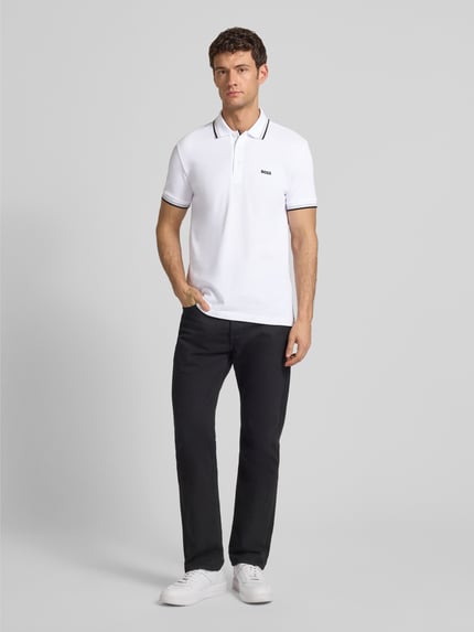 Männermodel draagt wit Regular Fit Poloshirt met Label-Stitching model 'Paddy' van BOSS, katoenen stof, polokraag, voorkant volledige lichaamsweergave