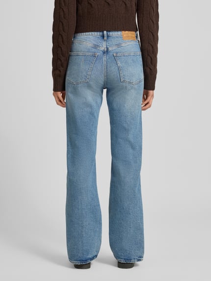 Frauenmodel trägt Bootcut Jeans im Used-Look von Polo Ralph Lauren aus Baumwoll-Elasthan-Mix mit Eingrifftaschen, Ganzkörperansicht Rückansicht.