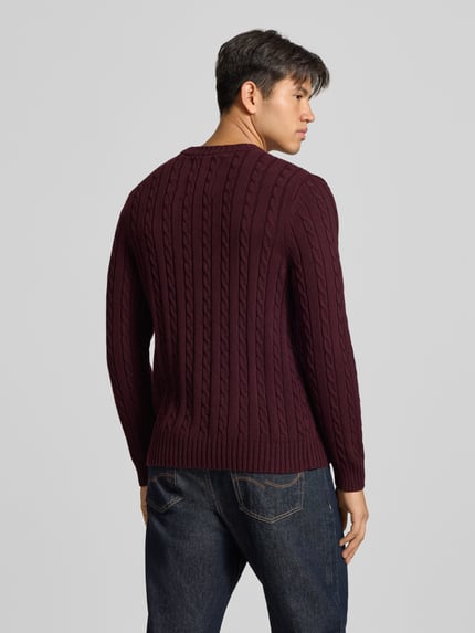 Männermodel trägt Strickpullover mit Zopfmuster und Rundhalsausschnitt von Superdry in Dunkelrot, Baumwolle, Slim Fit, Rückansicht, KI-modifiziertes Bild.