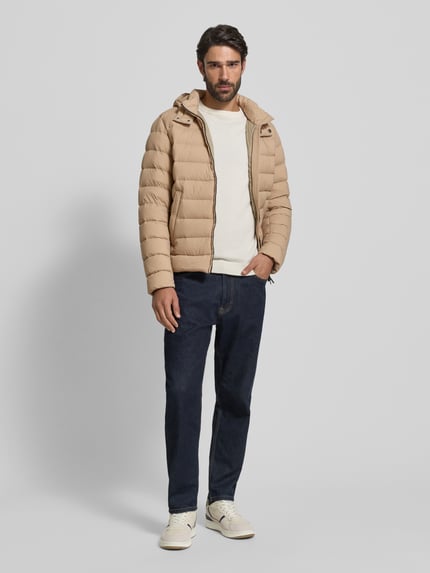 Männermodel trägt Steppjacke mit Kapuze von Colmar Originals in Beige, Regular-Fit, Reißverschluss, Eingrifftaschen, Ganzkörperansicht von vorne
