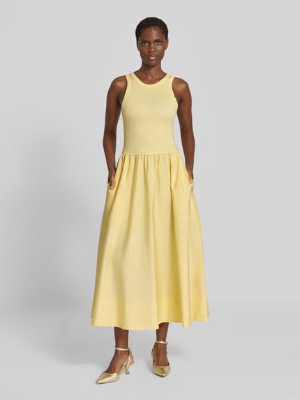 Frauenmodel trägt Fit and Flare Freizeitkleid aus Viskose-Mix von Polo Ralph Lauren in zartem Gelb mit glatter Struktur, Ganzkörperansicht von vorne.