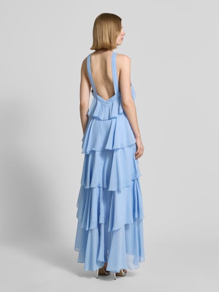 Frauenmodel trägt Volant Abendkleid mit V-Ausschnitt Modell 'FELICIA' von Vero Moda, Optik: Unifarben, Maxi-Länge, Materialverarbeitung: Chiffon, Ganzkörperansicht Rückansicht.