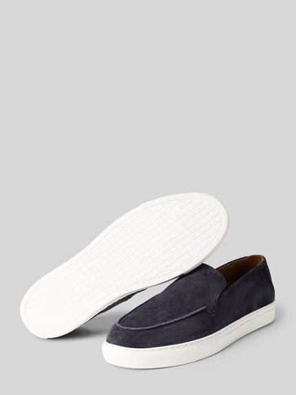 Produktfoto, Slip-on Sneaker aus Leder mit Logo-Muster von JOOP! SHOES, dunkelblau, weiße Sohle, abgerundete Spitze, Modell 'velluto coralie', Absatzhöhe 3 cm, Schafthöhe 6 cm, Schaftweite 14 cm