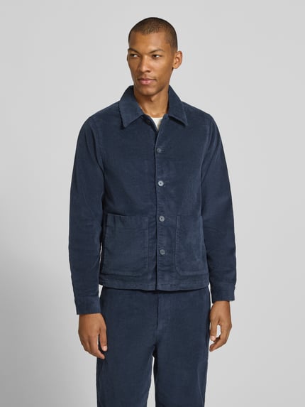 Männermodel trägt Hemdjacke mit Eingrifftaschen Modell 'HOLMDRUP' von Casual Friday in Dunkelblau, Baumwoll-Mix, Nahaufnahme Oberkörper.