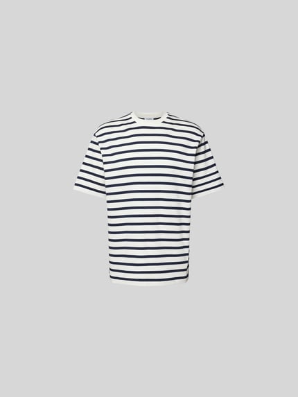 Produktfoto, T-Shirt mit Rundhalsausschnitt von Filippa K, męski t-shirt z bawełny, krój relaxed fit, okrągły dekolt, krótki rękaw, długość tyłu w rozmiarze M: 76 cm, biało-granatowe paski, gładka struktura, prosty fason