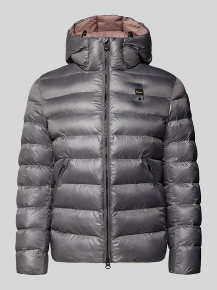 Produktfoto, Steppjacke mit Zweiwege-Reißverschluss Modell 'ADAMS' von Blauer USA in glänzendem Grau, wattierte Optik, Kapuze mit Tunnelzug, sichtbares Label-Detail, regular Fit, strukturierte Oberfläche.