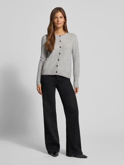 Frauenmodel trägt Cardigan aus Wolle mit Rundhalsausschnitt von Christian Berg Woman in Grau, Regular Fit, Knopfleiste, Ganzkörperansicht von vorne.