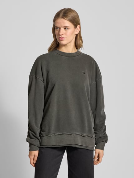 Frauenmodel trägt Oversized Sweatshirt mit gerippten Abschlüssen von G-Star, reine Baumwolle, Rundhalsausschnitt, Label-Stitching, Ganzkörperansicht von vorne.