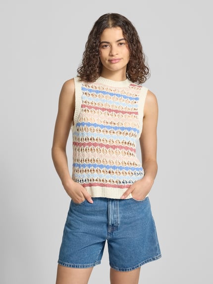 Frauenmodel trägt Regular Fit Strick-Top mit groben Strickmustern Modell 'GEENA' von ONLY, mehrfarbig, Damen Strick-Top, Ganzkörperansicht von vorne.