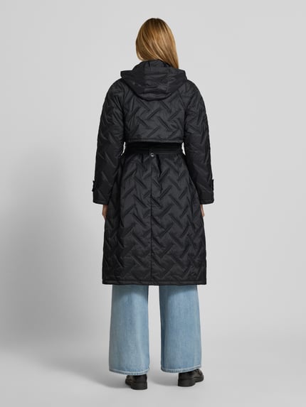 Frauenmodel trägt Regular Fit Mantel in Stepp-Optik von Emporio Armani, schwarze Farbe, strukturierte Oberfläche, Ganzkörperansicht Rückansicht. Rückenlänge 111 cm, Schulterbreite 49 cm, Brustweite 50 cm, Ärmellänge 58 cm.