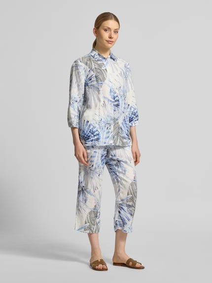 Frauenmodel trägt Relaxed Fit Leinenbluse mit 3/4-Arm Modell 'Clay' von TONI, Allover-Print in Blau und Grau, Ganzkörperansicht von vorne.
