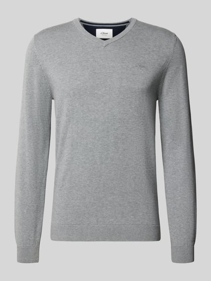 Produktfoto, Pullover mit Logo-Stitching von S.OLIVER CASUAL in einfarbigem Hellgrau, V-Ausschnitt, Feinstrick mit Struktur und Rippdetails.