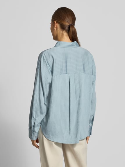 Frauenmodel trägt Longline Langarmbluse mit Crinkle-Struktur von OPUS, mattes hellblau, gestreifte Struktur, Rückansicht, Ganzkörperansicht Rückansicht.