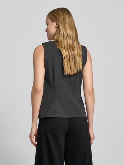 Vrouwenmodel draagt Weste mit Knopfleiste Modell 'Luna' van My Essential Wardrobe, donkergrijs, slim fit, mix van viscose, rugaanzicht, Ganzkörperansicht Rückansicht.