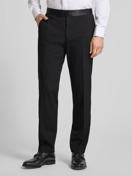 Männermodel trägt Regular Fit stoffen broek met viscose van Christian Berg Men in zwart, persplooien, achterzakken, haakjes- en ritssluiting, elastische materiaalmix, bandwijdte maat 50: 45 cm, binnenbeenlengte maat 50: 80 cm, voorkant geheel zichtbaar, Ganzkörperansicht van voren.