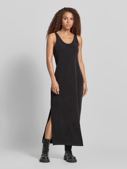 Vrouwenmodel draagt Maxikleid met Rundhalsausschnitt und Logo-Stitching van Karo Kauer, zwarte viscosemix met stretch, loose fit, Ganzkörperansicht van voren. Ruglengte maat S 141 cm, borstwijdte 40 cm.
